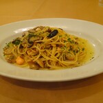Felicita Pizzeria Trattoria - サーモンとキノコのスパゲッティ・ペペロンチーノ