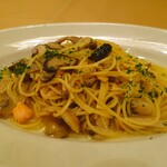 Felicita Pizzeria Trattoria - サーモンとキノコのスパゲッティ・ペペロンチーノ