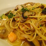 Felicita Pizzeria Trattoria - サーモンとキノコのスパゲッティ・ペペロンチーノ