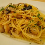 Felicita Pizzeria Trattoria - サーモンとキノコのスパゲッティ・ペペロンチーノ