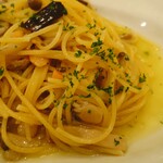 Felicita Pizzeria Trattoria - サーモンとキノコのスパゲッティ・ペペロンチーノ