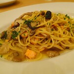 Felicita Pizzeria Trattoria - サーモンとキノコのスパゲッティ・ペペロンチーノ