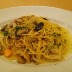 サーモンとキノコのスパゲッティ・ペペロンチーノ