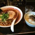 Ramenyoshihira - 醤油ラーメンと鶏そぼろご飯