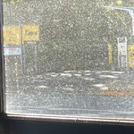 レイドバックバーガー - この店には珍しく窓ガラスが汚れている