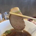 らーめんMAIKAGURA - このチャーシューの歯応え不思議。めっちゃ好き！
