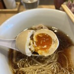 らーめんMAIKAGURA - 味玉。しっかりと染みてます。