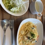 こむぎ日和 - ツナと豆板醤のクリームソース(スープとサラダ付き)