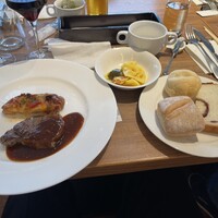 FINE DINING＆LOUNGE TORIKO - おかわりステーキと鳥もも肉のピザ仕立て