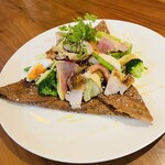 Un Chat noir - 烤雞肉與酪梨沙拉薄餅