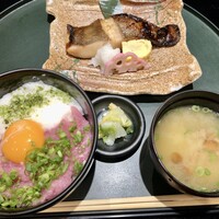 逸品料理屋 流石 - まとう鯛の照り焼きとネギトロとろろ丼1200円