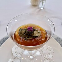 メゾン フジヤ ハコダテ - ②牡蠣（サロマ湖産）
                    　コンソメジュレ、カリフラワークリーム、
                    　キャビアのせ