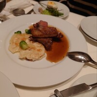 ヌガ - ラムチョップもさることながら、ポテトのグラタンが絶妙に美味しいです。 ヌガ - ラムチョップもさることながら、ポテトのグラタンが絶妙に美味しいです。