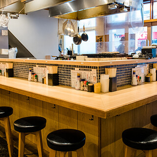臨場感溢れる人気のカウンター席。女性おひとり様もお気軽に♪