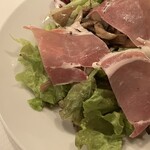 ブション - きのこと生ハムのサラダ