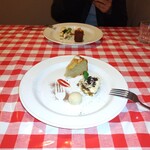 OSTERIA NAKANO - アーモンドケーキ　洋ナシのシャーベット　ここに来たら追加料金かかるけど絶対食べたほうが良いです。　お腹いっぱいと言いながら別腹で入ります　あ、パンナコッタでした。