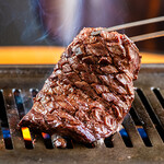 旨味熟成肉専門焼肉 ふじ山 - 肉を焼いている場面