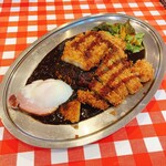 麺＆食堂 ぬーじボンボン ニュータイプ - とんかつ黒カレー　温玉トッピング