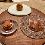 eman - タパス３種。ドライイチジクを練りこんだパンに生ハム、生サラミの下におおまさりのペースト、そしてニンニクを練りこんだタルト、ピコージョピーマンの上にきぬのりを載せパイ生地で巻いてウニ