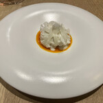 eman - 真鱈のソテーにカリフラワーのソース、そして生カリフラワーを載せて、パプリカのオイルかけ