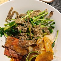 焼肉 牛印 新宿店 - サーロインのすき焼き 芹 トリュフ 玉ねぎ