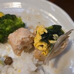 キッチン ブルー グローブ - スープの具材を添えて