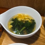 キッチン ブルー グローブ - ほうれん草と卵スープ