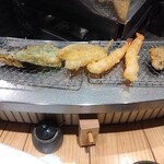 天ぷら食堂 たもん - なす、ピーマン、キス、エビ、マグロ（味つけされてるからそのまま食べてくださいと言われました）