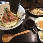 夢処 漁師めし 雑魚や - ランチ新規開拓。
            漁師丼は、ネギトロベースに鯛の切り身が入ってて、シソのみじん切りがアクセントとなって美味。
            別盛りの鯛の胡麻和えで、鯛茶漬けも出来る。
            なかなか美味でした(^o^)/
            オススメ❗️