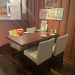 精肉問屋 串の玄太丸 - テーブル席