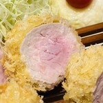 とんかつ ばんぶー - 肉汁じんわりの断面。
