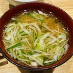 とんかつ ばんぶー - 味噌汁。