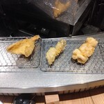 天ぷら食堂 たもん - のどぐろ天、かき天、たら白子天（左から）