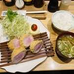 とんかつ ばんぶー - ご飯と味噌汁、お新香が付きます。