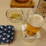 鉄なべ餃子 よし田 - 瓶ビールとお通しのコールスローサラダ