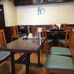 華園 -  円卓が一つ、四人掛けテーブルが5つ、お一人様用が一つ