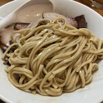 極汁美麺 umami - ◆ 山形豚吊るし焼き薫香醤油まぜそば  麺アップ