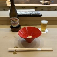 鮨 島本 - 吉野桧の一枚板のカウンター