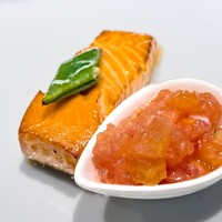 ワカヌイ グリル ダイニング バー 東京 - サーモンのグリル、火加減が丁度よい