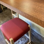 炭焼きステーキHIUCHI - 椅子　以前のお店のカウンター席の椅子よりも座り心地が良い