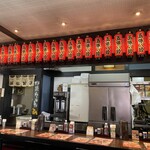 五味八珍 - 五味八珍 川島田店　店内雰囲気(カウンター付近と厨房)