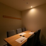 鮨 翠華 - 広々としたテーブルでゆっくり落ち着いた席