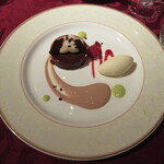 277197651 - ショコラノワールとマルコナアーモンドのハーモニー カカオニブと天然塩のスタッカート バニラアイスクリーム添え