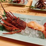 えぷろん亭 - 伊勢海老の活き造り。