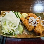 竜門 - ◯サラダ
市販のフレンチドレッシングが掛けられていた

唐揚げは食べた瞬間
カリッとした唐揚げの衣が凄く香ばしいなあ❗️

よく味わってみると
醤油の下味の香ばしさなのだな❔と思い
再度尋ねてみたら