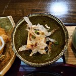 竜門 - ◯冷奴
削り節が上から掛けられていた

カエシの原液が掛けられているらしくて
味わいに深みがあるなあ♪