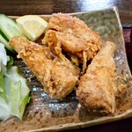 竜門 - 「醤油の下味で上から軽く塩を掛けてあります」
と話されていた

醤油が焦がされた香ばしさと衣のカリッと爽快感

適度な味付けなのでふぐの旨味感も細かく分かり
これは美味しいなあ♪