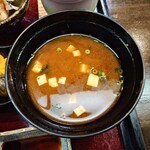 竜門 - ◯赤出汁
豆腐とワカメの具材で
少し濃い目な軽く煮られた感じはあるけれど
シッカリとした出汁感の深み感がある赤出汁となる

ただ、出汁の香りは飛んでる感じとなる

味噌は2種類をブレンドされている