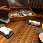 粋月 - ⑦季節の炊き込みご飯
                                2品目のとき、好きな具材を聞かれます。
                                「鯛」、「牡蠣」、「鴨とネギ」、「明太子とゆりね」