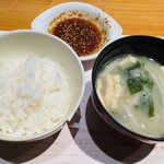 焼肉　なべしま - 初めて味噌汁頼みました。ワカメ、もやし、油揚げ、美味しい！